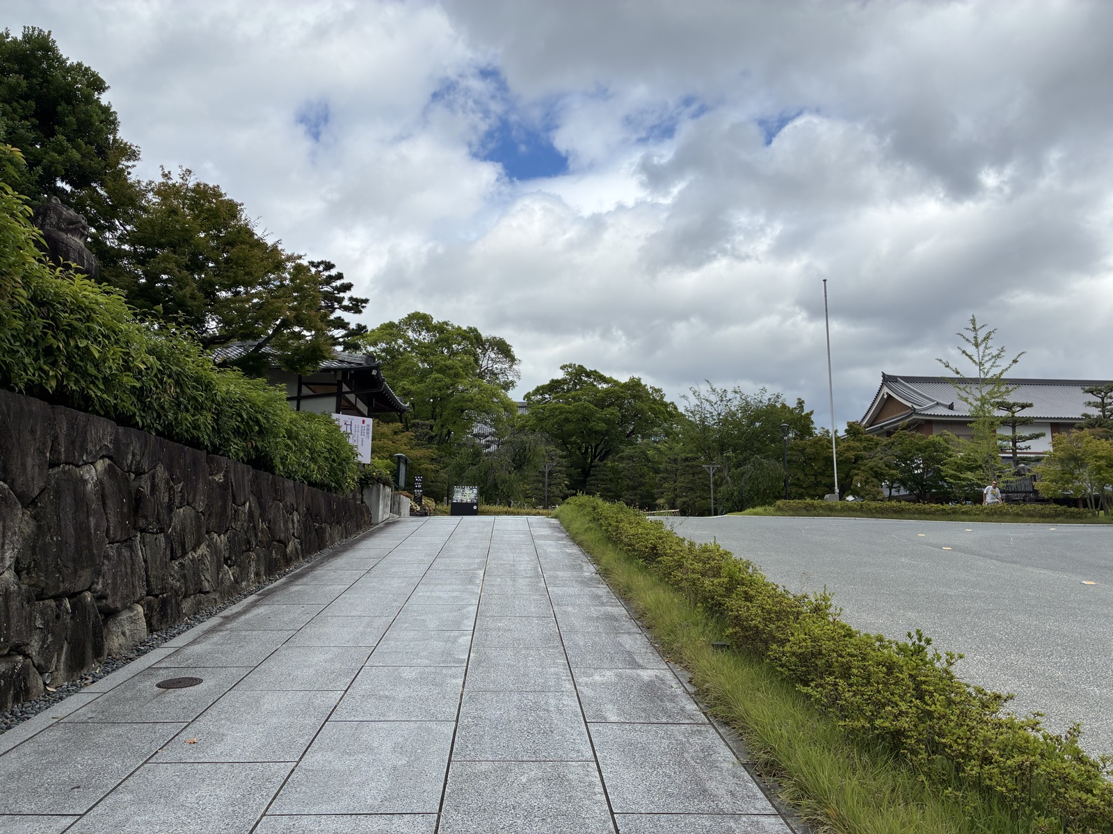 智積院の入口へ続く石畳の道（左手は御朱印所）