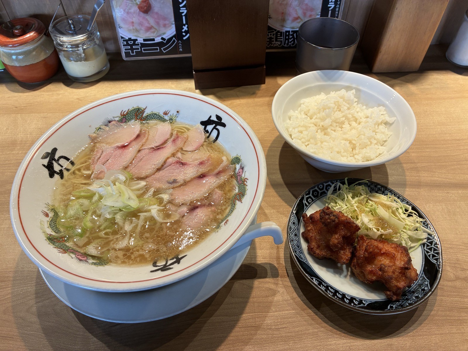 坊歩の鶏豚骨ラーメンと名物唐揚げミニセット