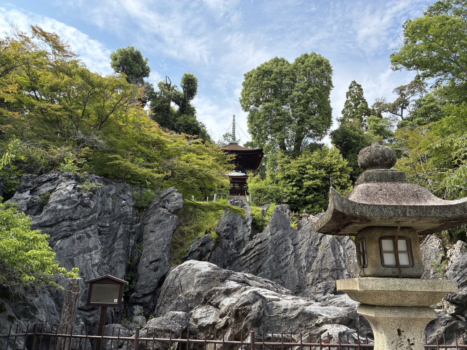 硅灰石の巨岩。上に多宝塔が見えます。岩と塔をいっぺんに見られる場所でした