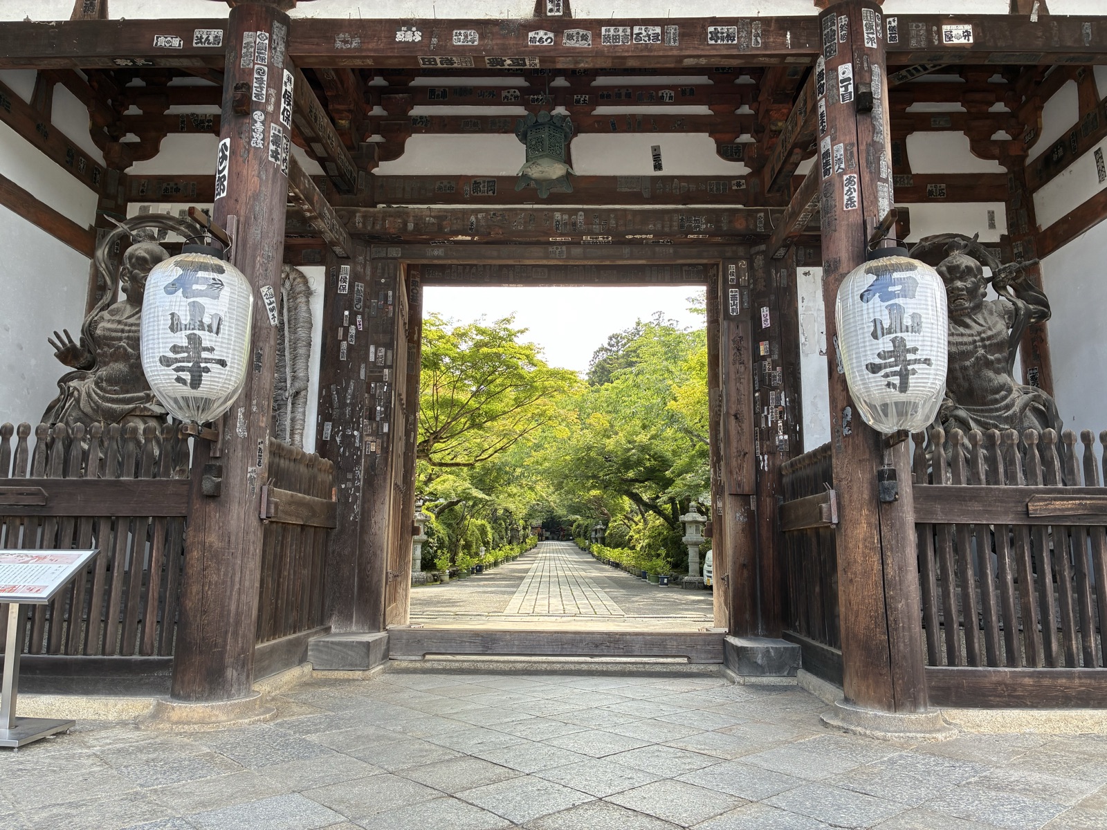東大門。提灯の向こうに、まっすぐ参道が伸びています