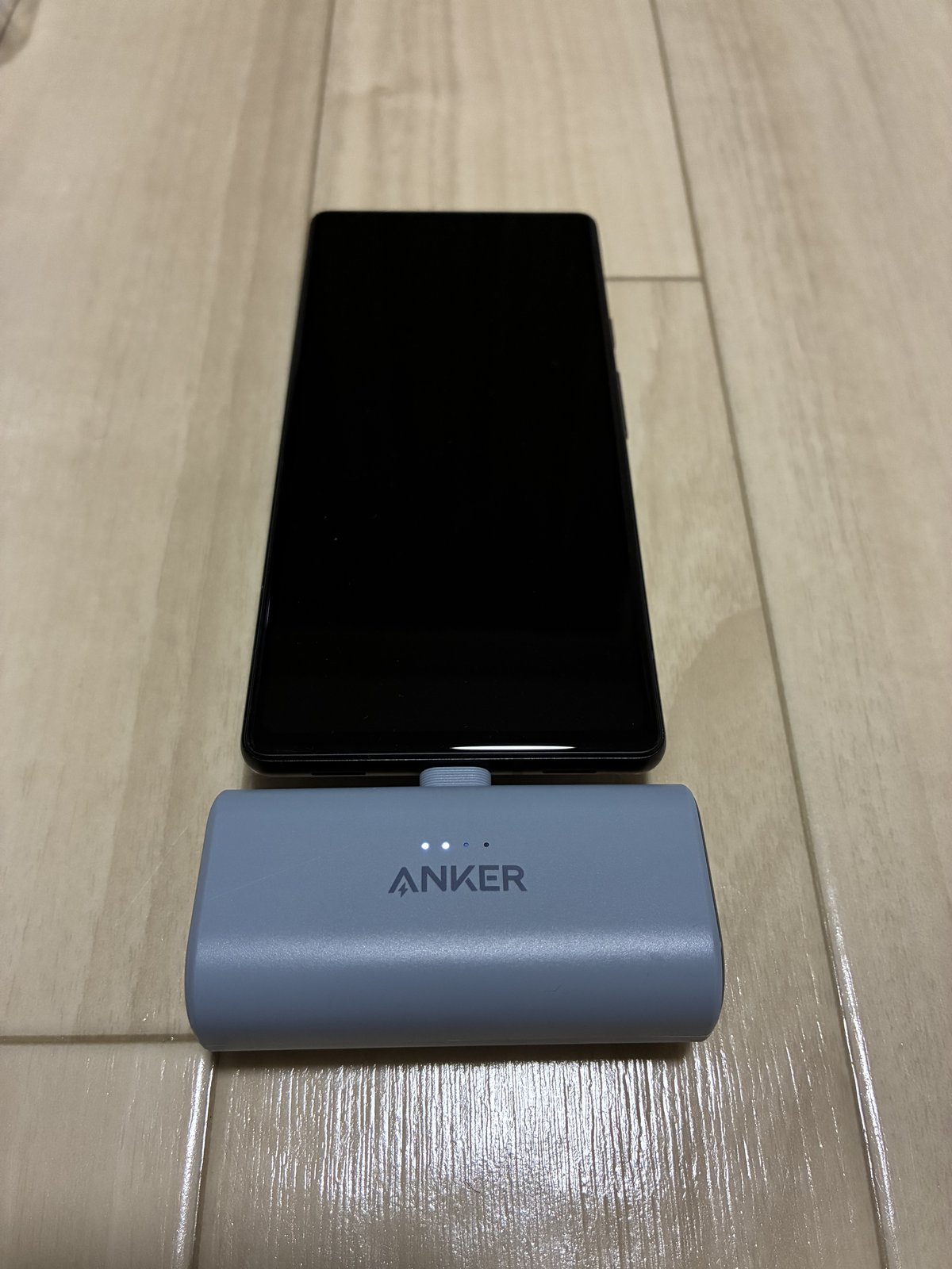 Anker Nano Power Bankをスマホに直挿しした状態。正面から