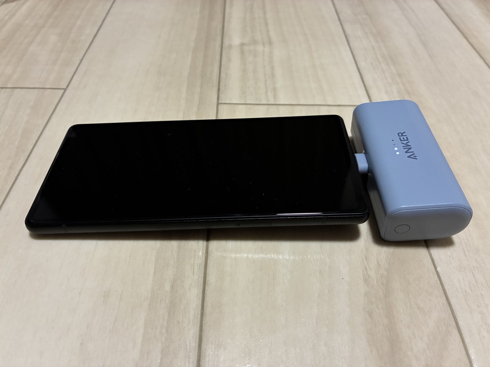 Anker Nano Power Bankをスマホに直挿しした状態。横から