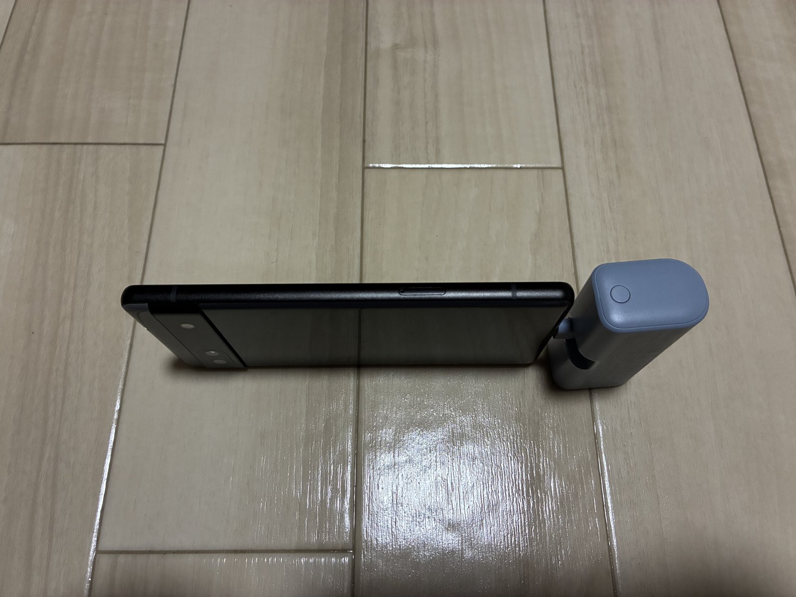 Anker Nano Power Bankをスマホに直挿しした状態。薄さがわかるアングル