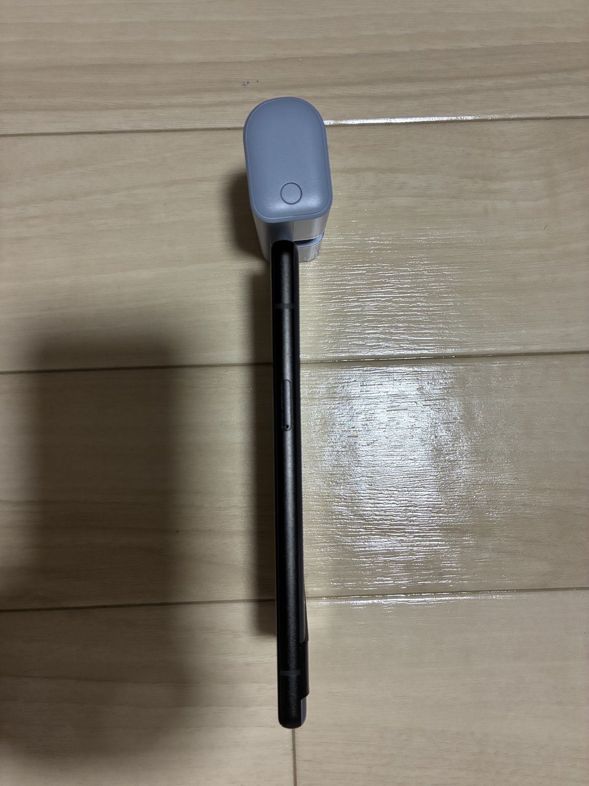Anker Nano Power Bankをスマホに直挿しした状態。真横から見た出っ張りのなさ