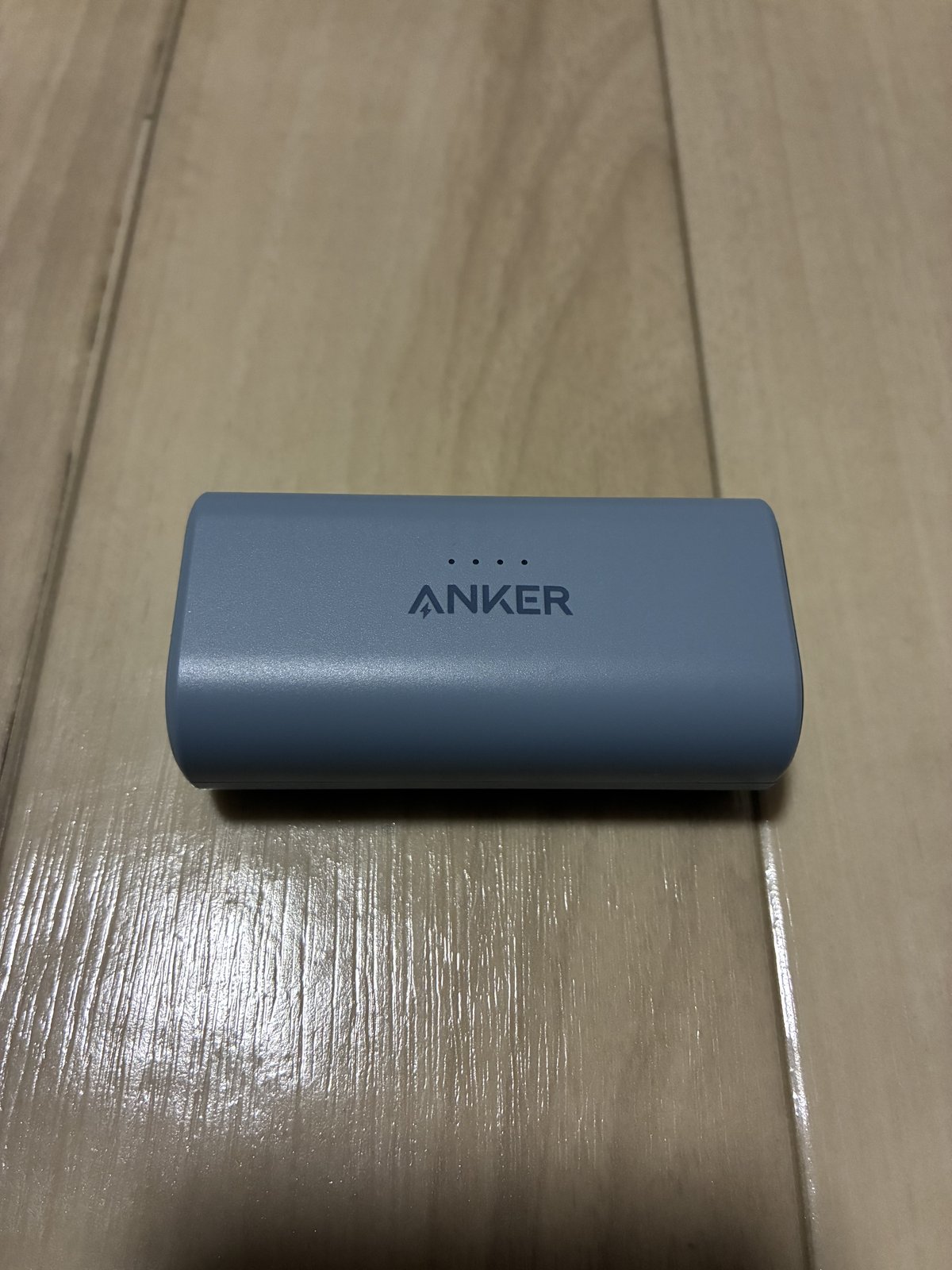 Anker Nano Power Bank本体表側。ロゴと残量ランプ