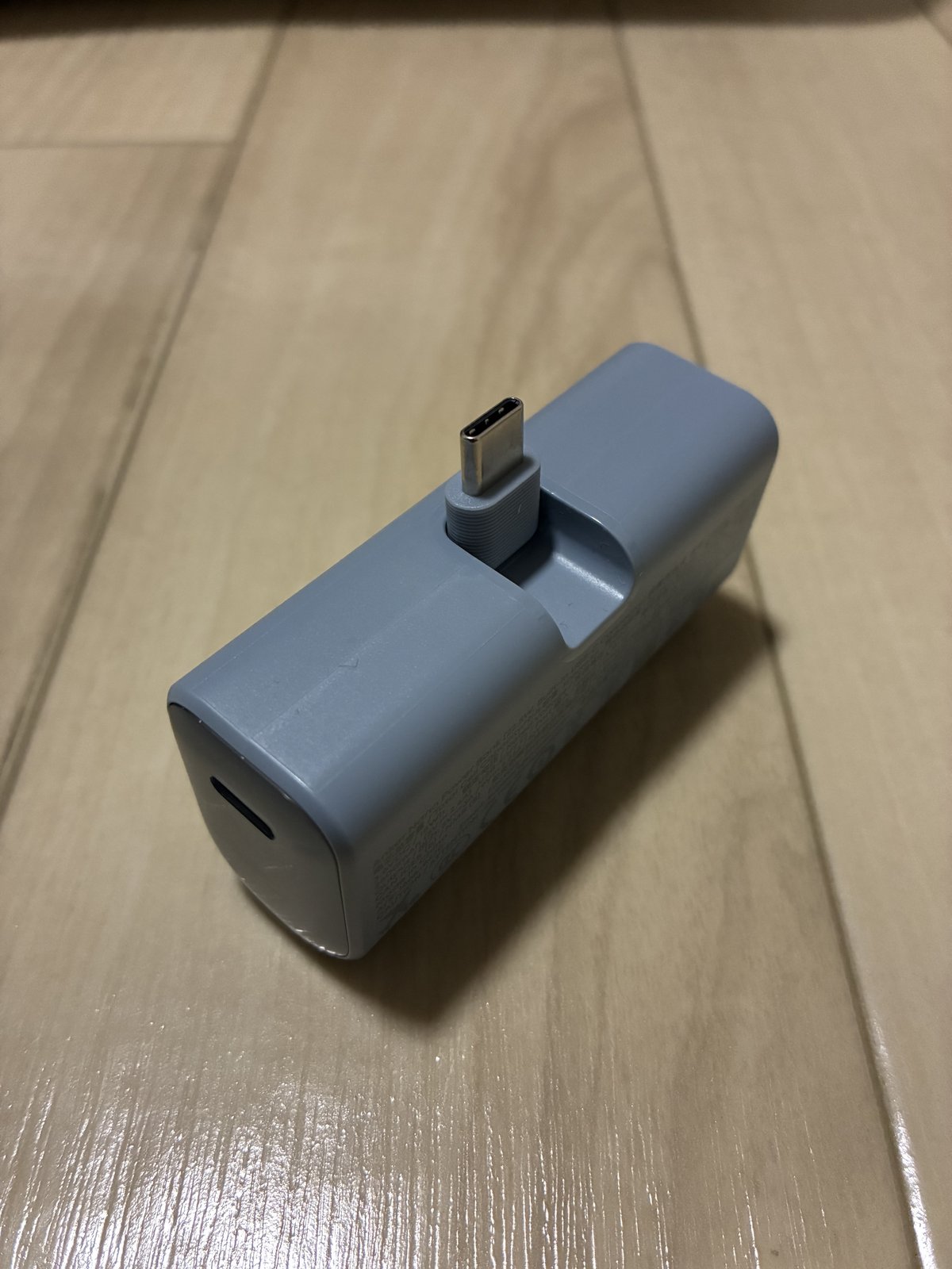 Anker Nano Power Bankのコネクタを起こした状態。折りたたみ式のUSB-C