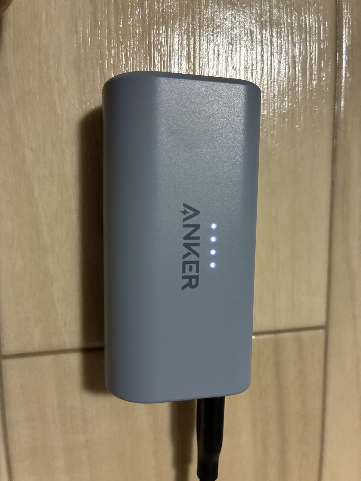 Anker Nano Power Bankを立てた状態。ケーブルを挿して残量ランプが点灯