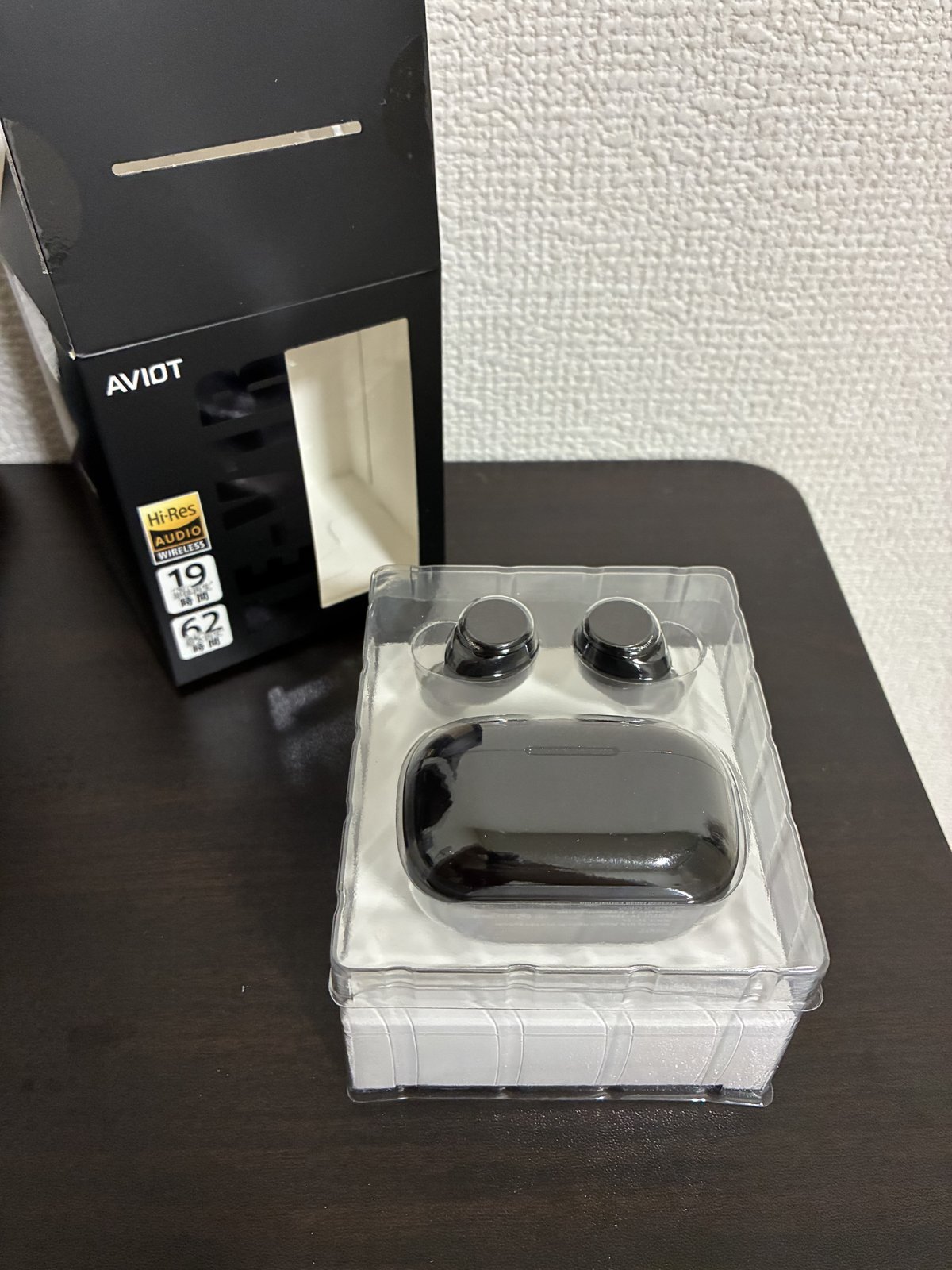 AVIOT TE-V1R開封直後。箱とケース、本体