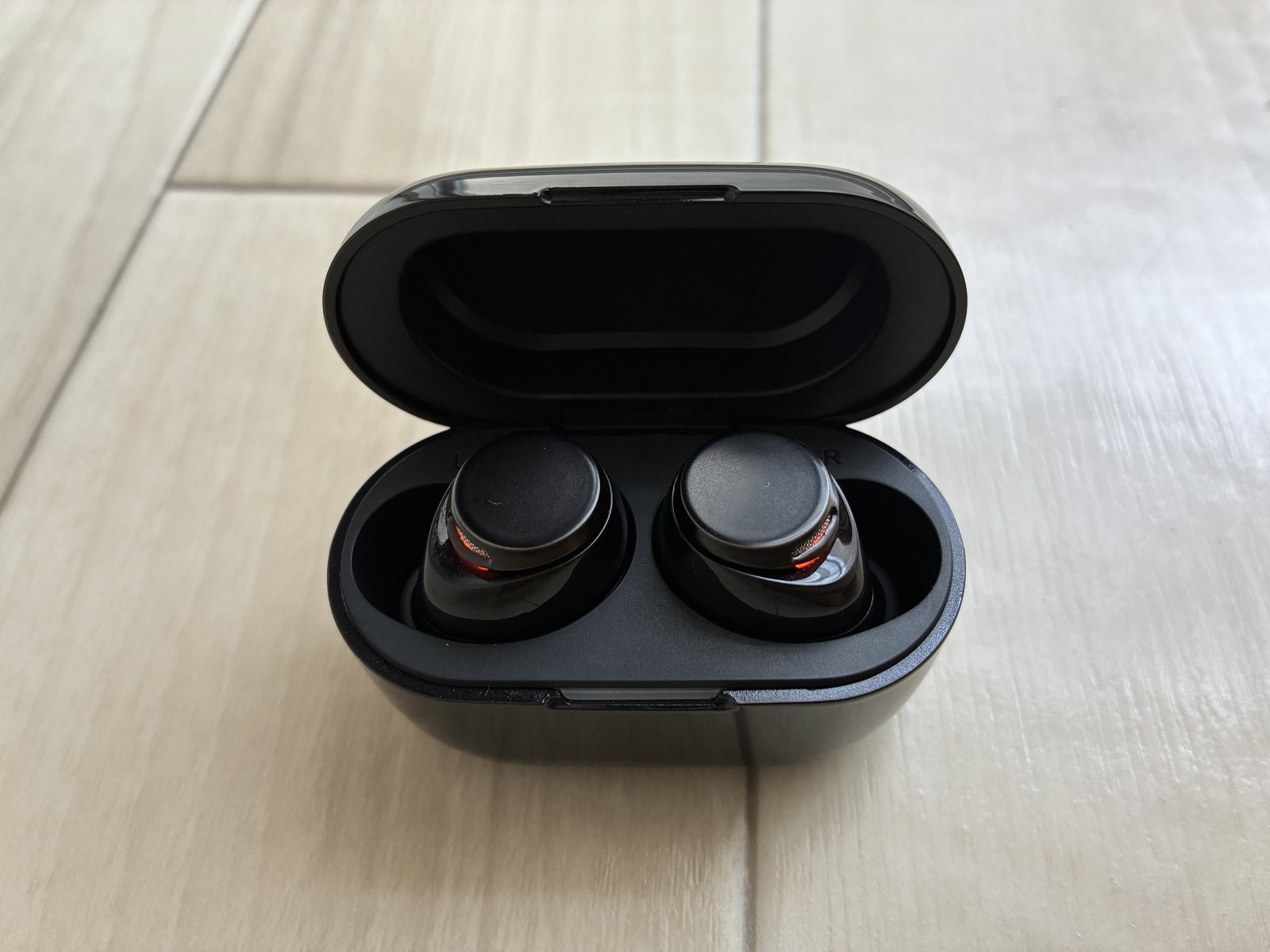 AVIOT TE-V1Rのケースを開けたところ。本体が収まった状態