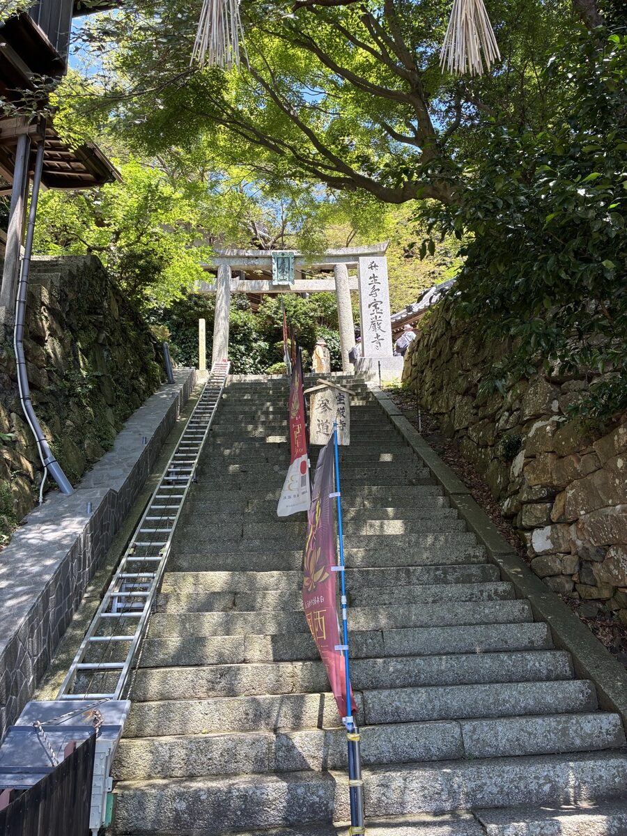 165段の祈りの階段。旗に隠れていますが中央に手すりが1本通っています