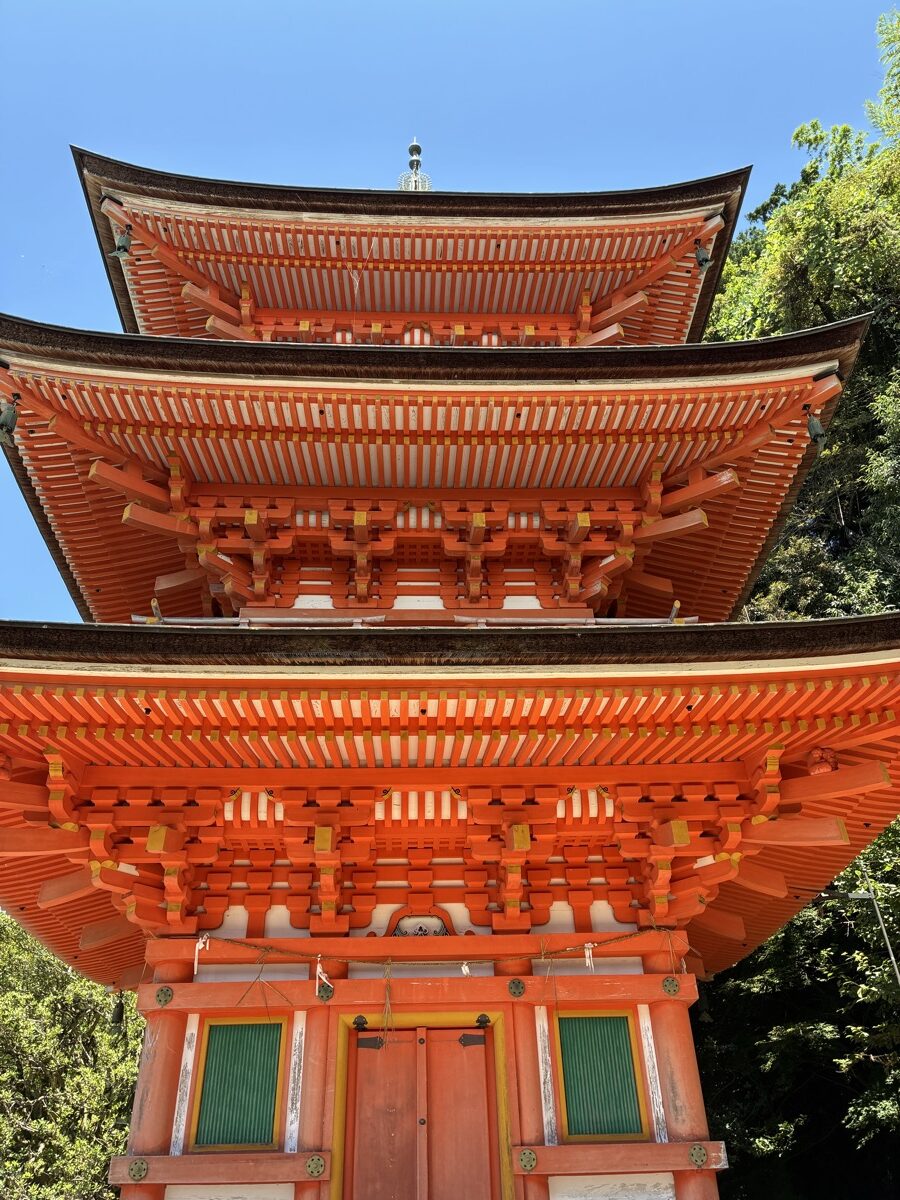 竹生島 宝厳寺の朱色の三重塔
