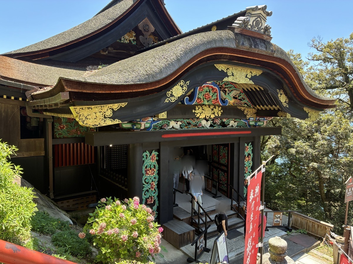 宝厳寺の唐門(国宝)。少し横からの角度です