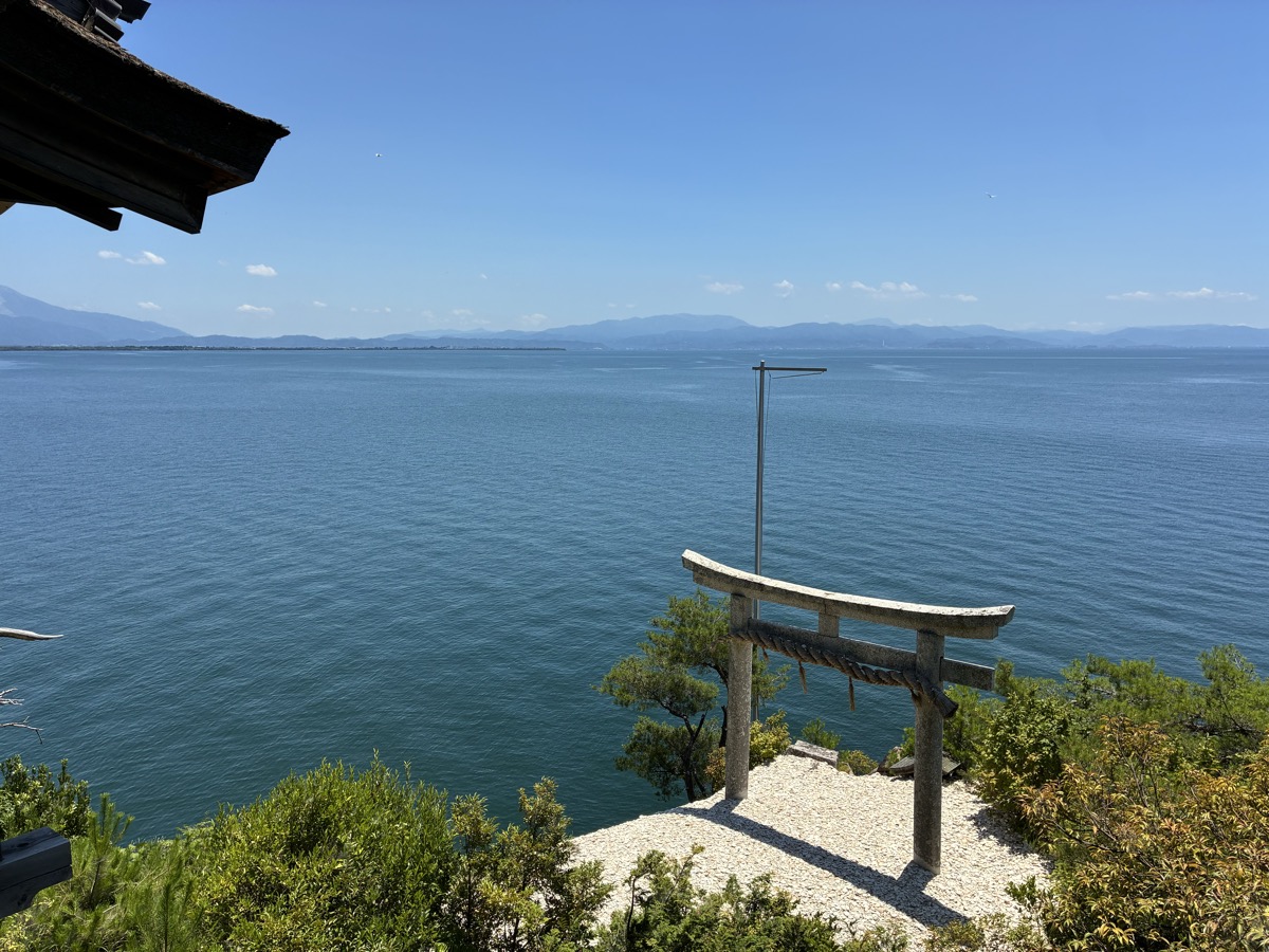 龍神拝所から見た、湖に立つ鳥居と琵琶湖