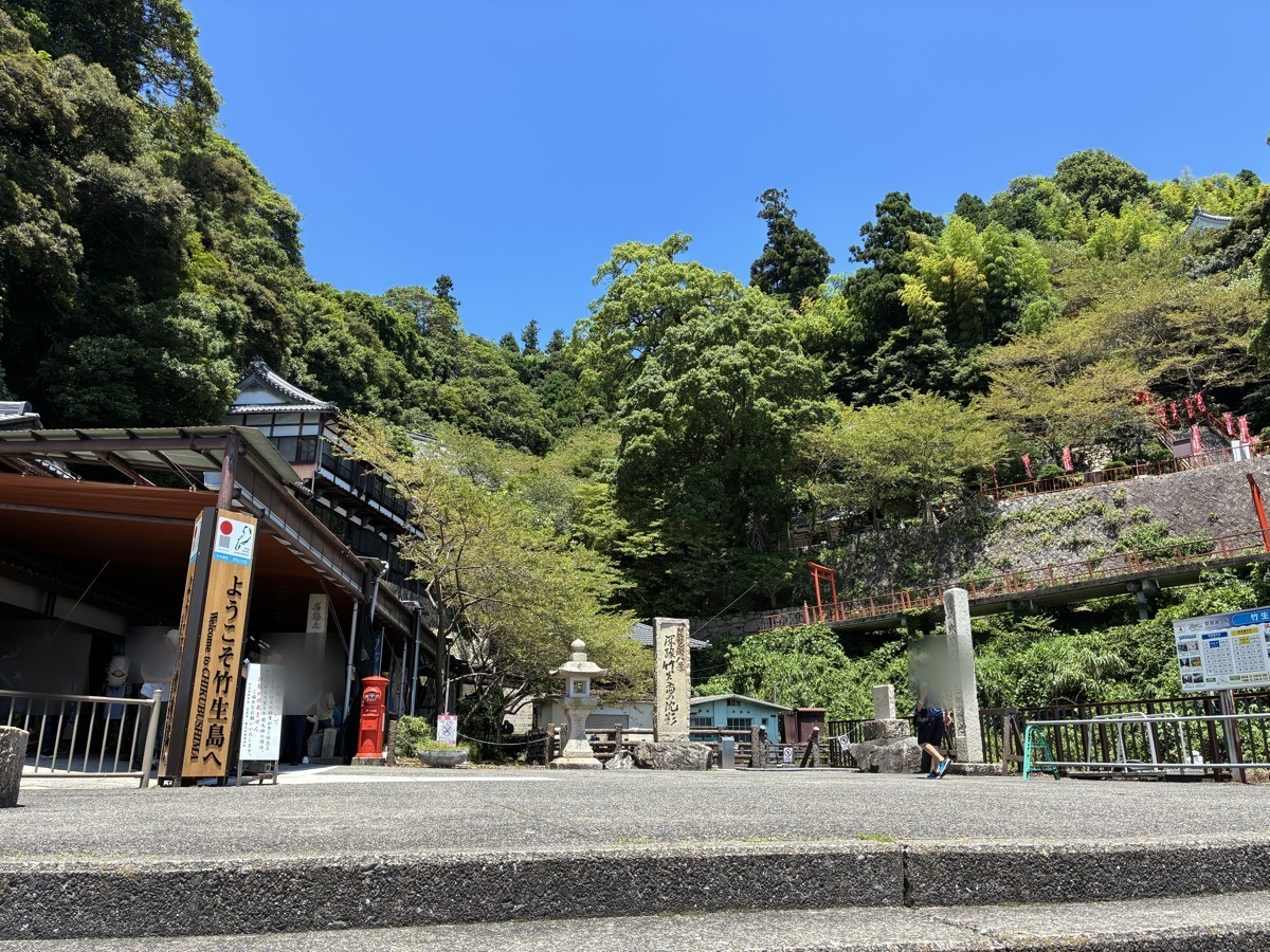 竹生島に着いて船を降りてすぐの景色