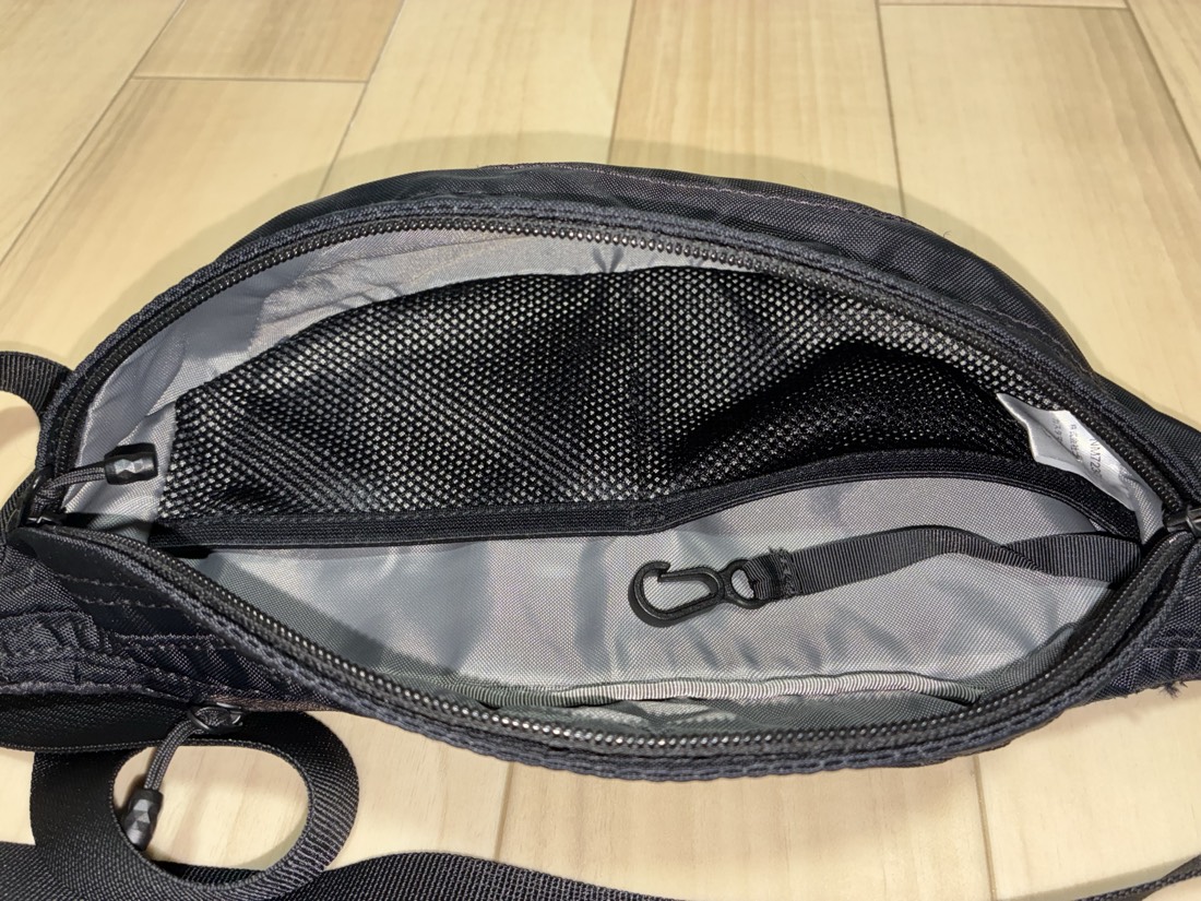 内側にはメッシュの仕切りとキークリップ