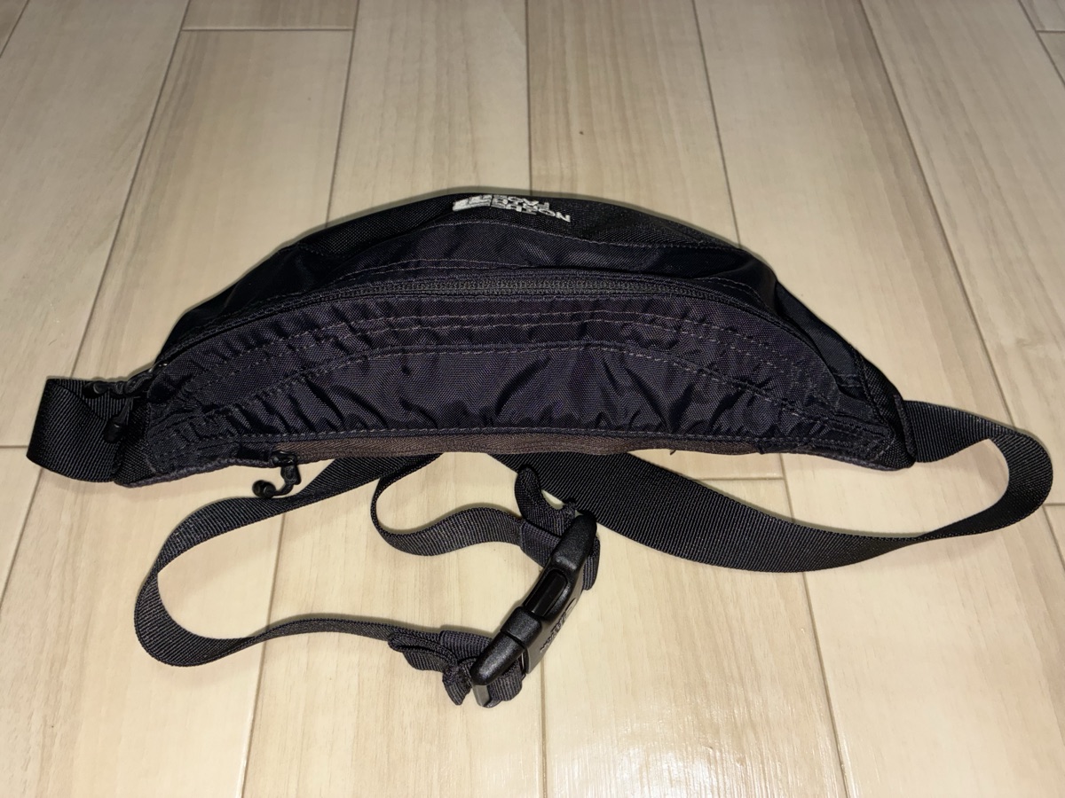 背面側から。薄いファスナーポケットがある