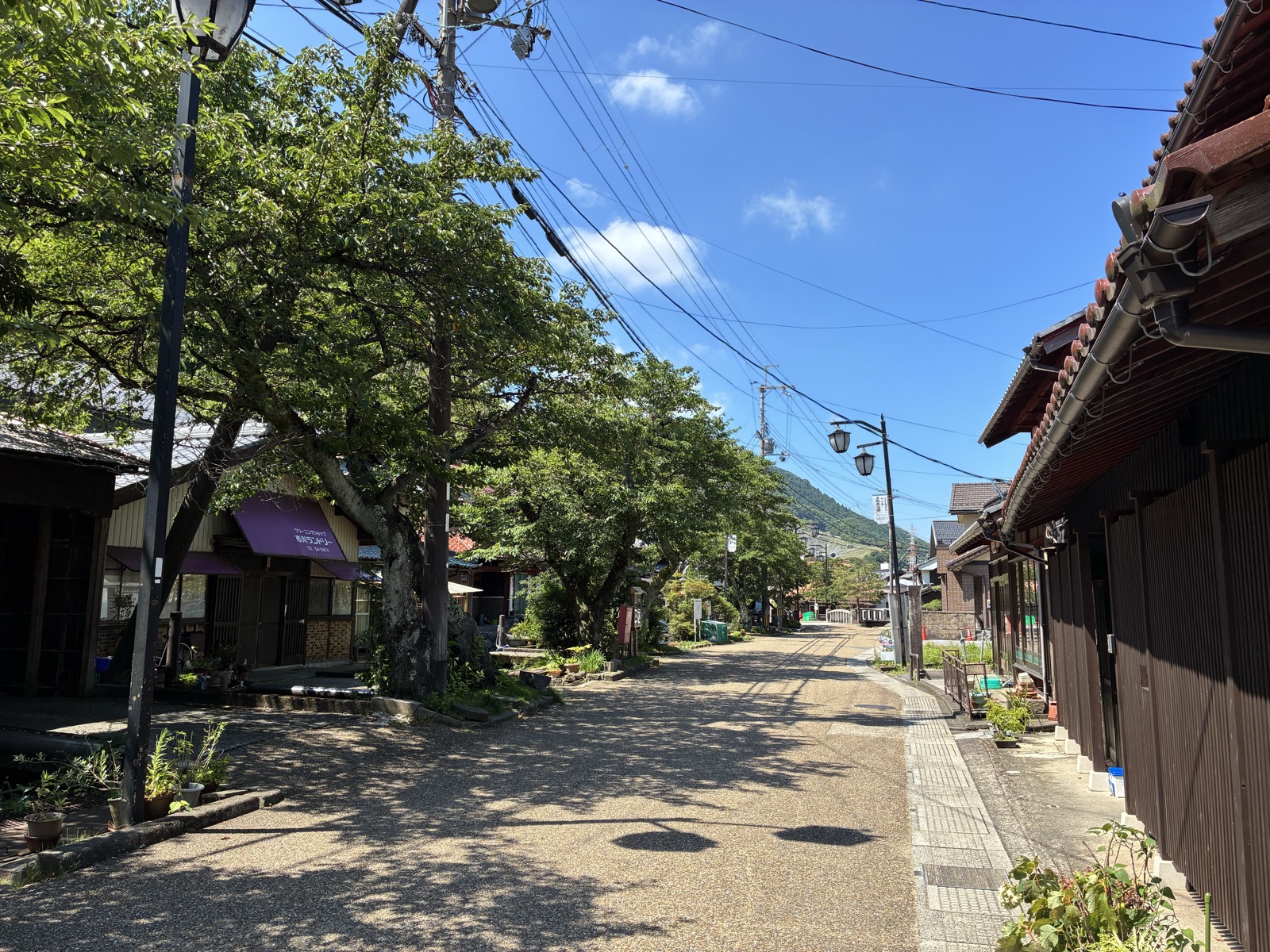 人の姿もまばらな地蔵川の川辺