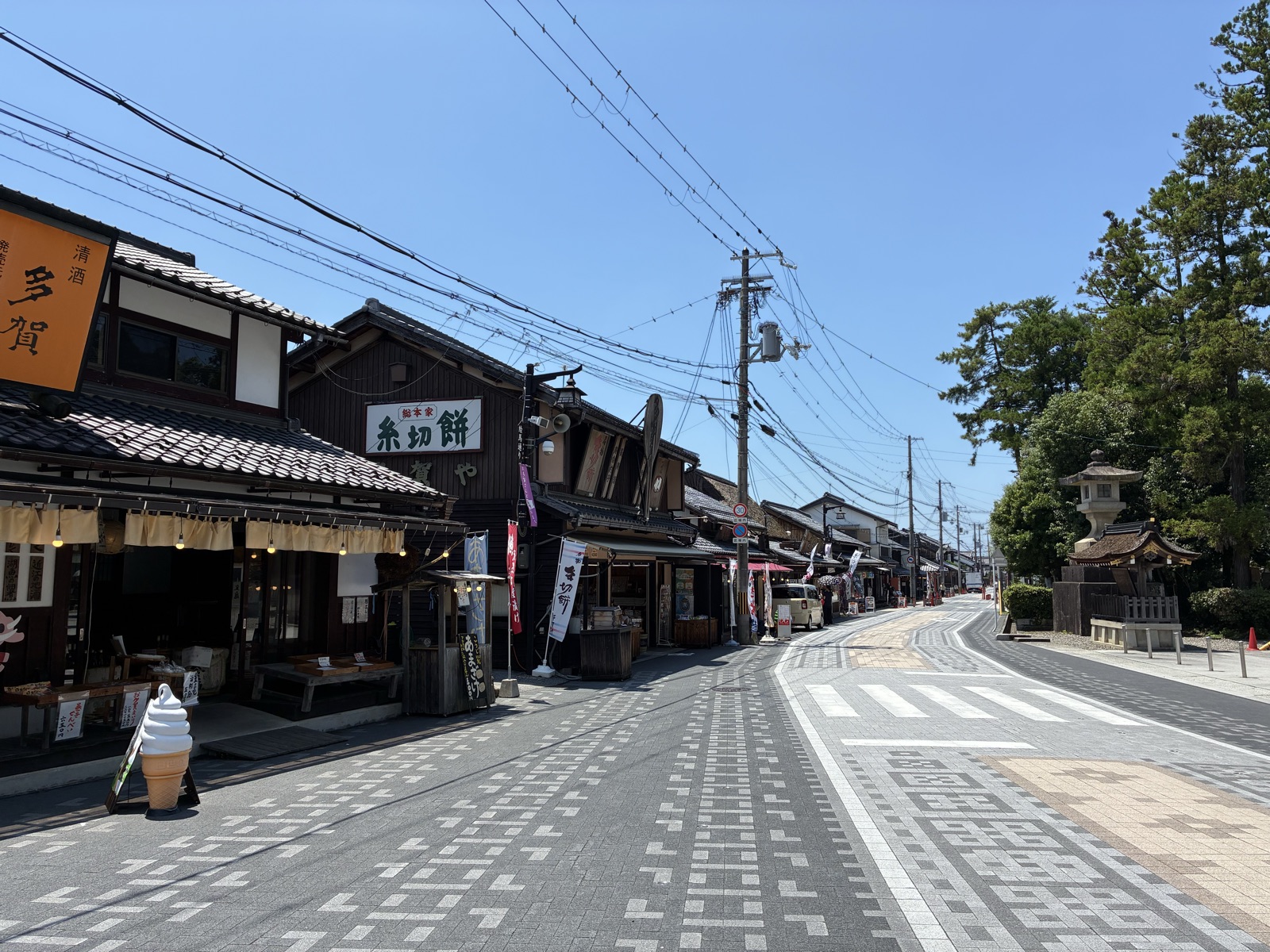 多賀大社の鳥居と参道の引き