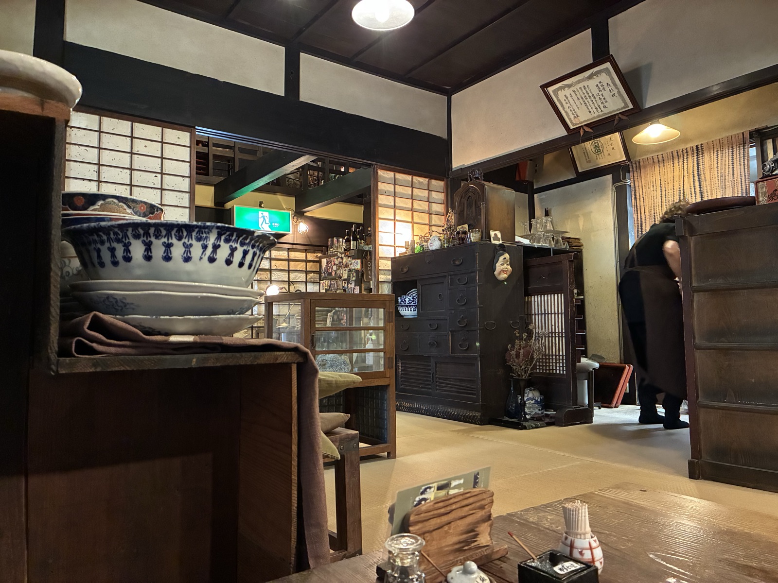 黒壁の町並みに建つ翼果楼の店構え