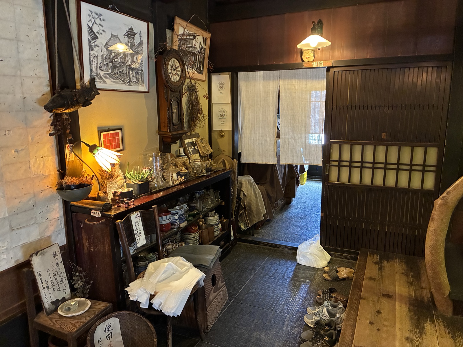 黒壁の町並みに建つ翼果楼の店構え