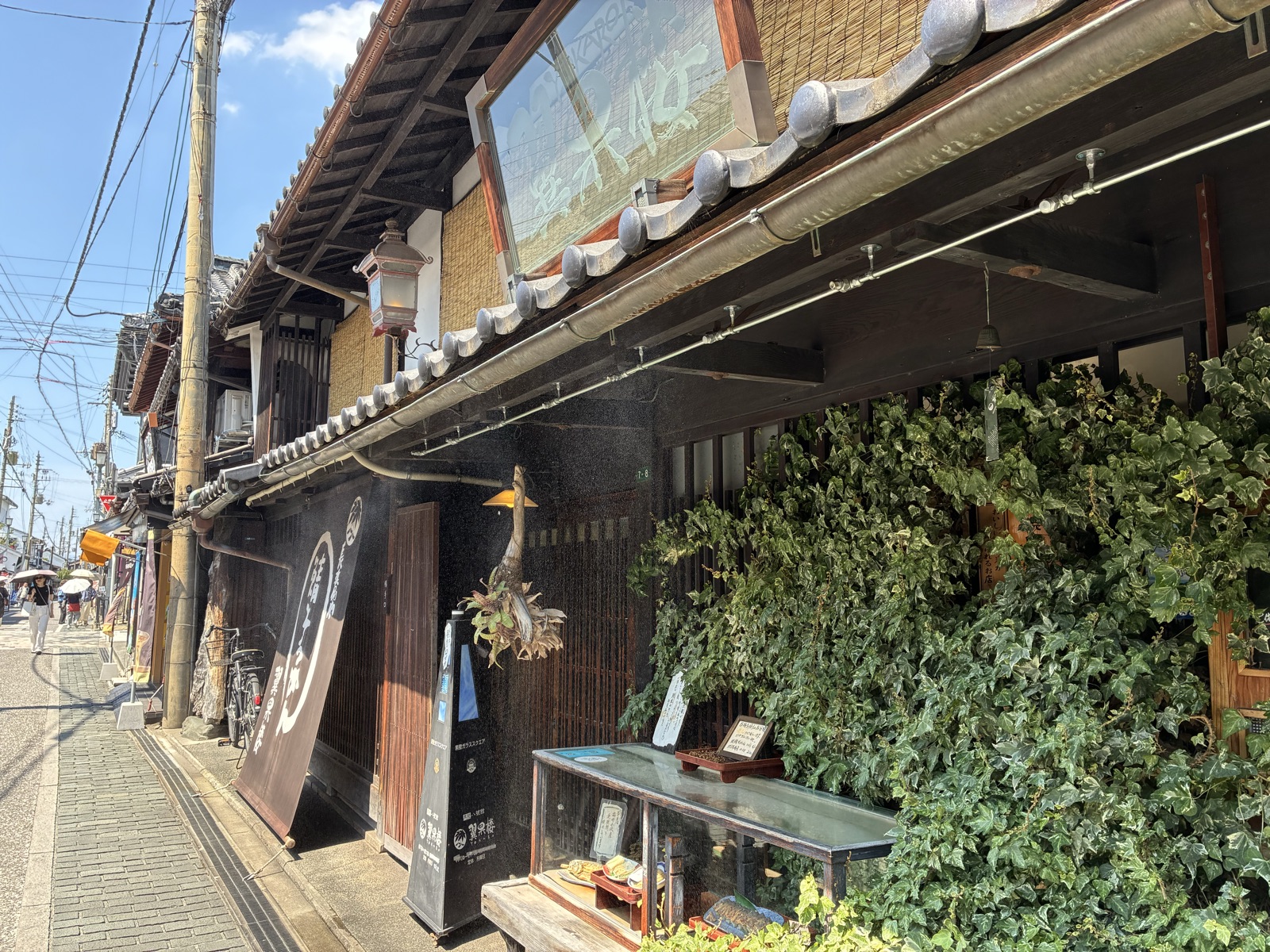 黒壁の町並みに建つ翼果楼の店構え