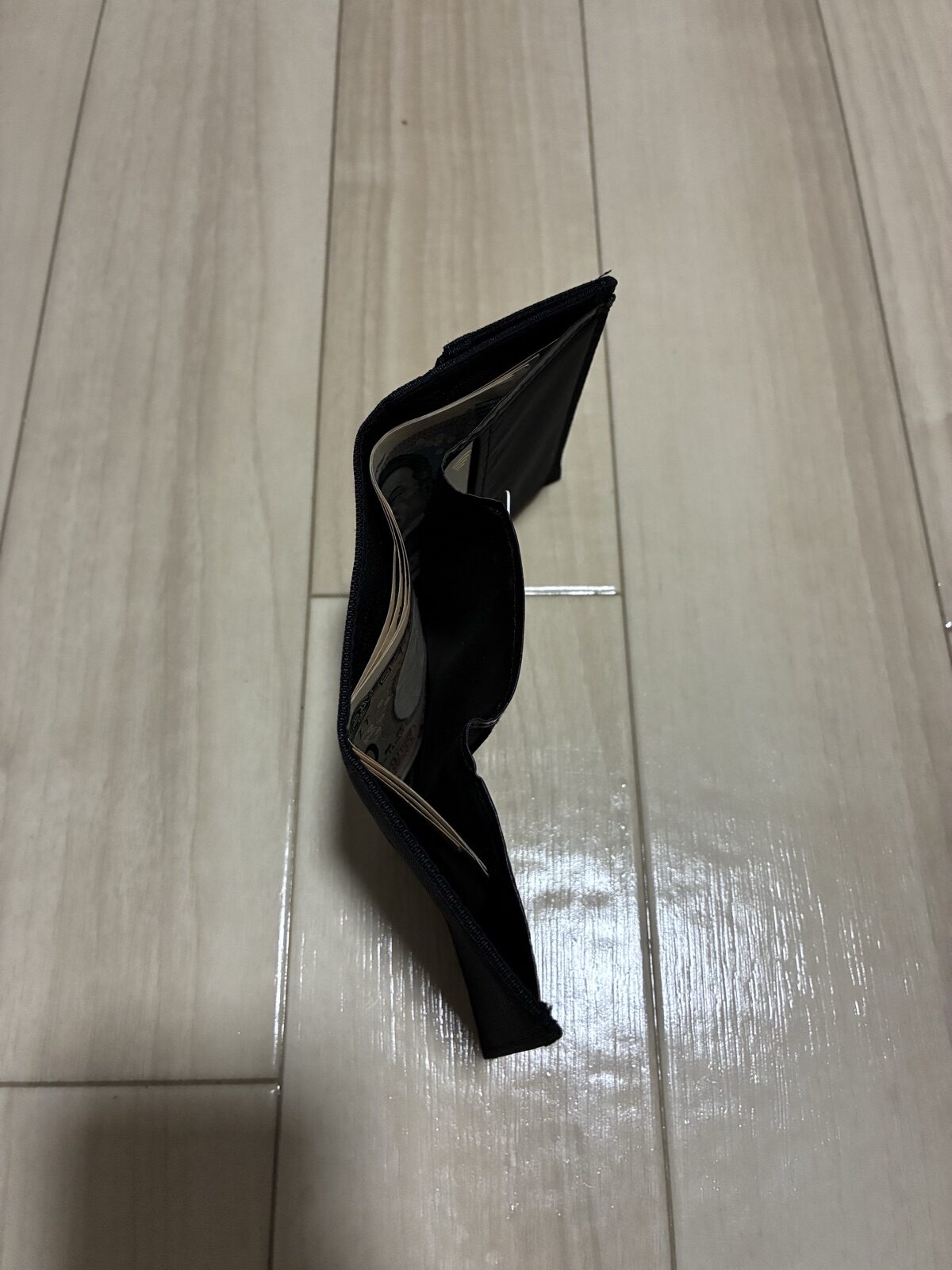 開いて立てた状態のモンベル トレールワレット