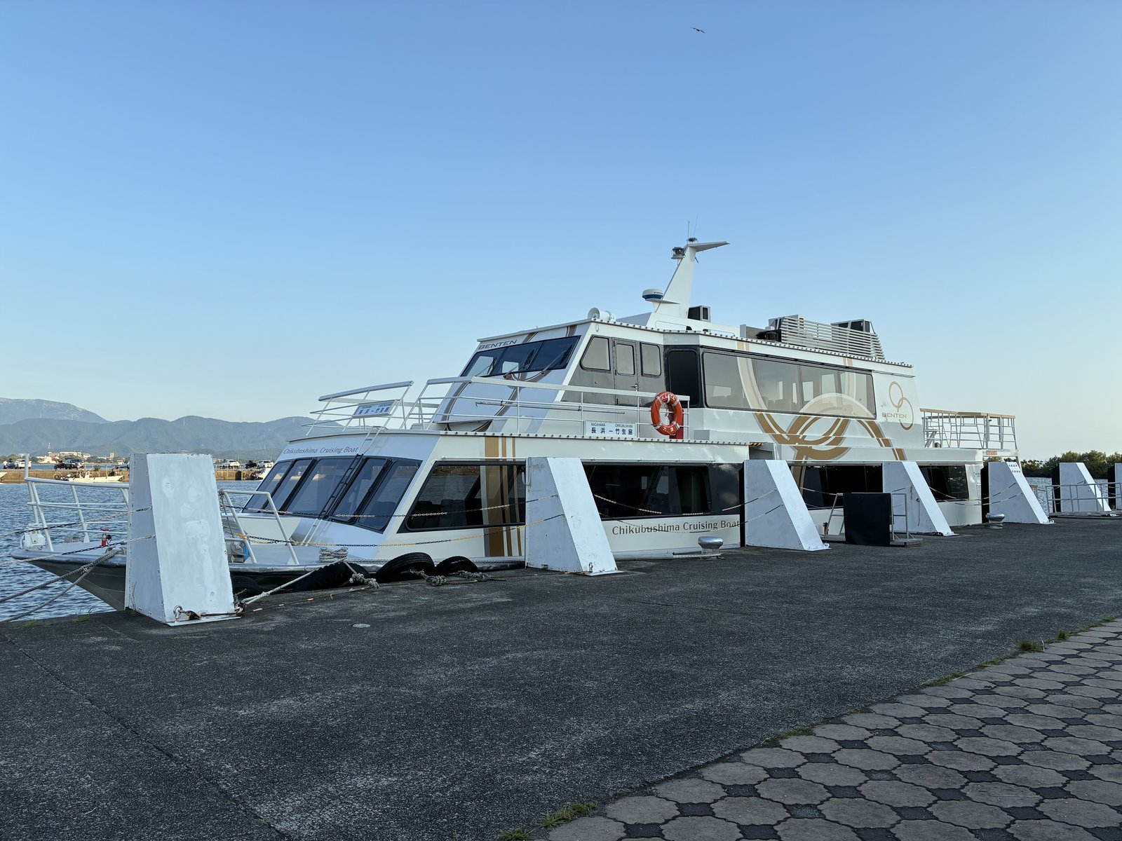 長浜港に停泊する竹生島クルーズの船