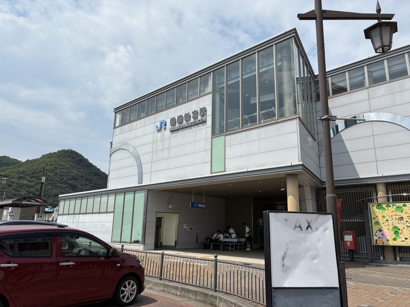 播磨新宮駅の駅舎。乗り継ぎでおよそ1時間待ちました
