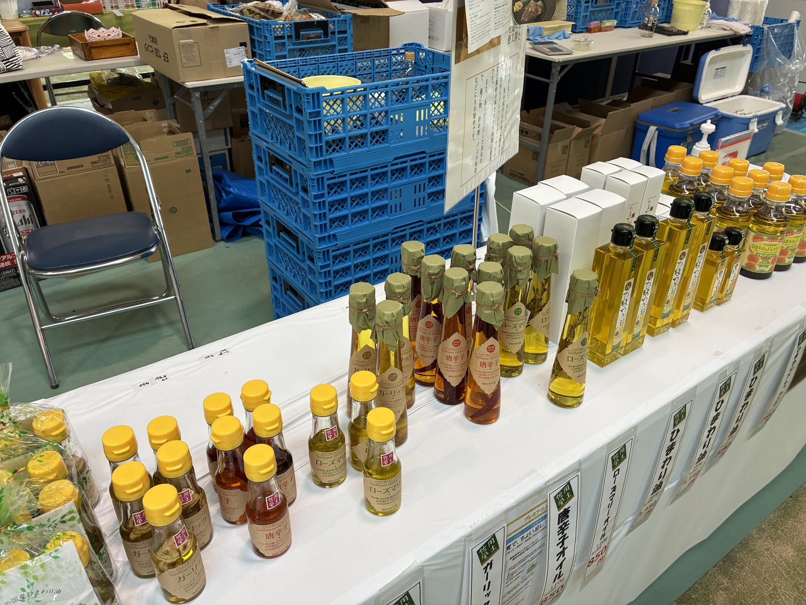佐用産ひまわり油の販売テーブル。ガーリックや唐辛子などの変わり種も