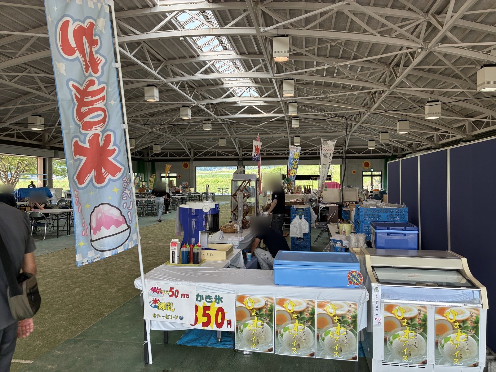 テント村の売店。かき氷やひまわりアイスののぼりが並ぶ