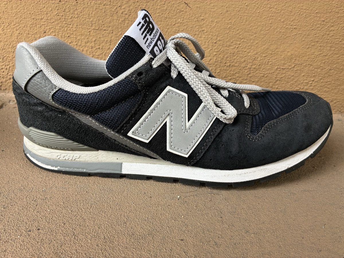 ニューバランスCM996ネイビーを横から見た全体の写真