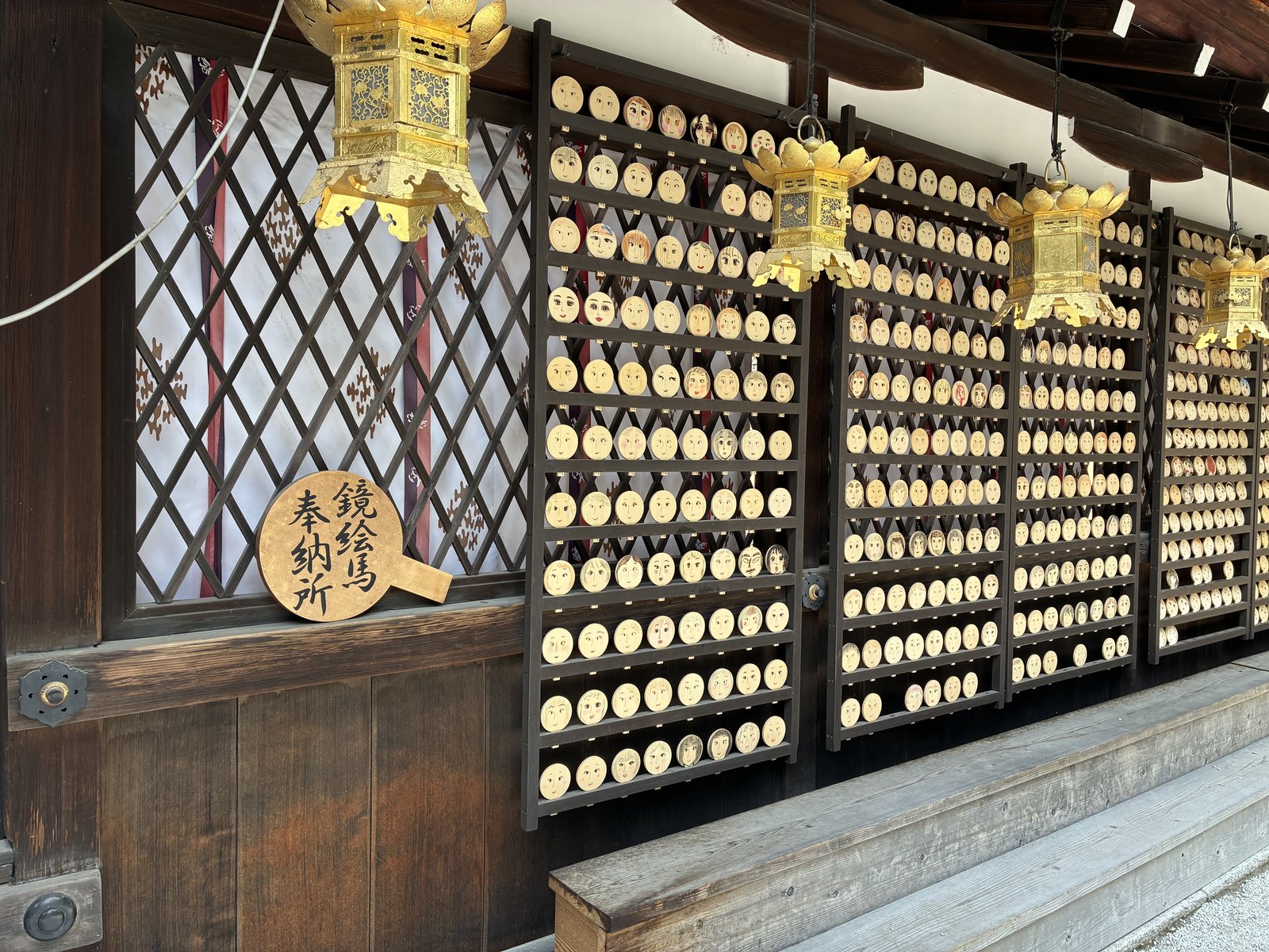 河合神社 鏡絵馬が並ぶ奉納所のようす