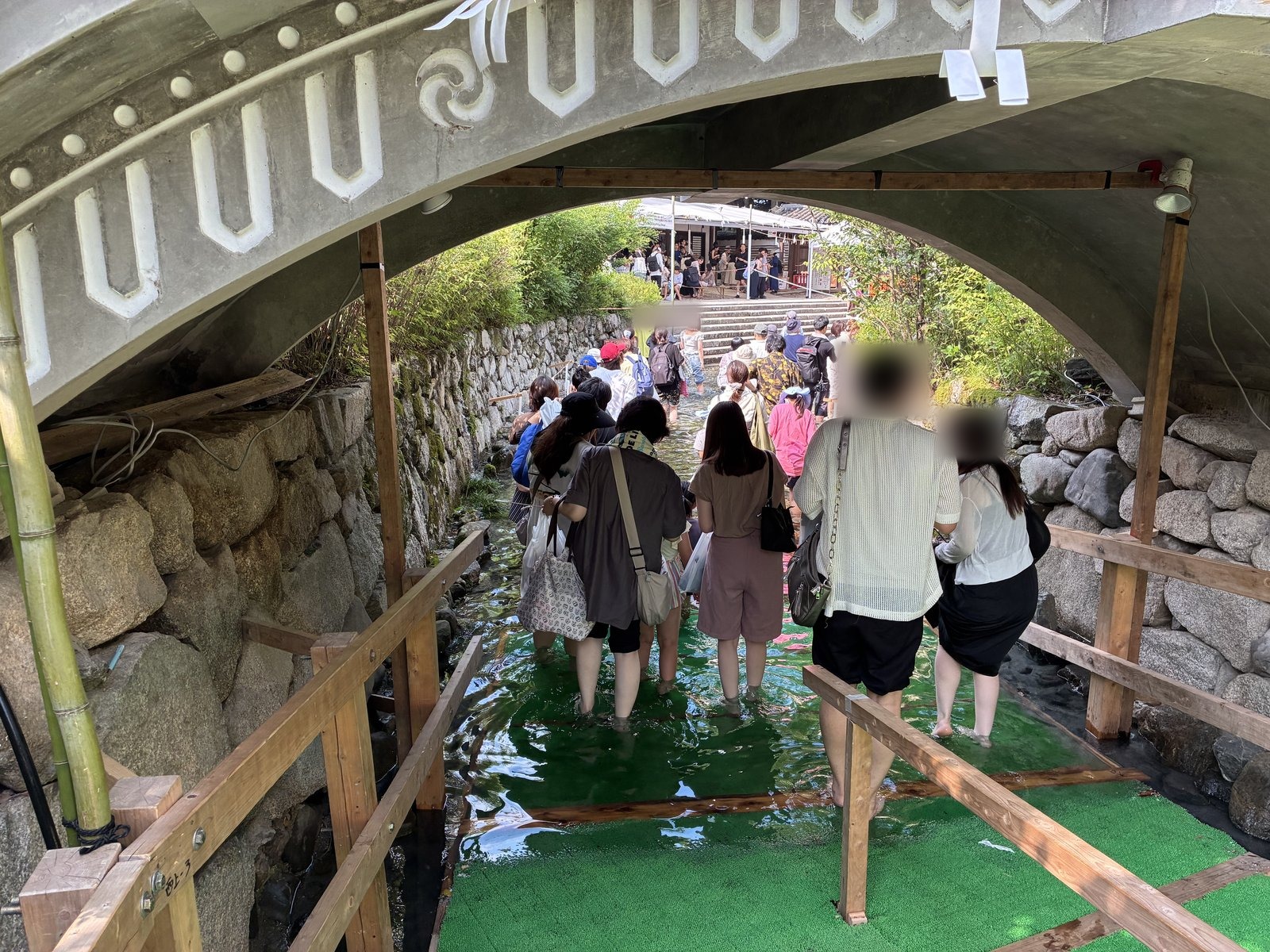 下鴨神社 輪橋の下、御手洗池へ入っていく人々のようす