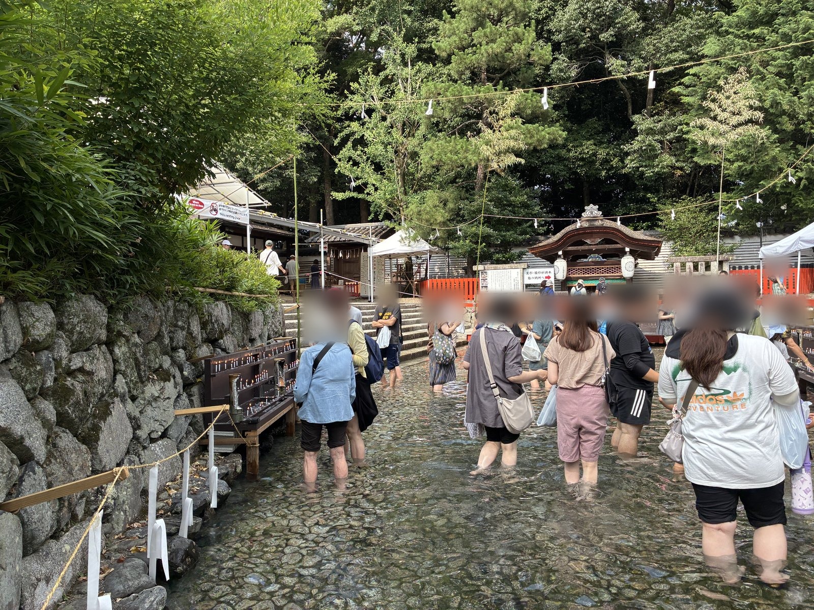 下鴨神社 御手洗池で足つけ神事をする人々のようす