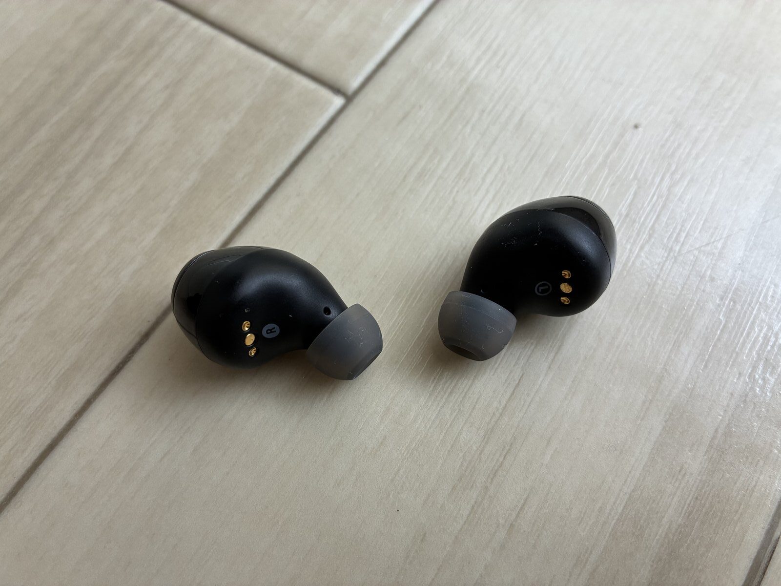 AVIOT TE-V1R本体のアップ。RとLの表記、充電端子、イヤーピース