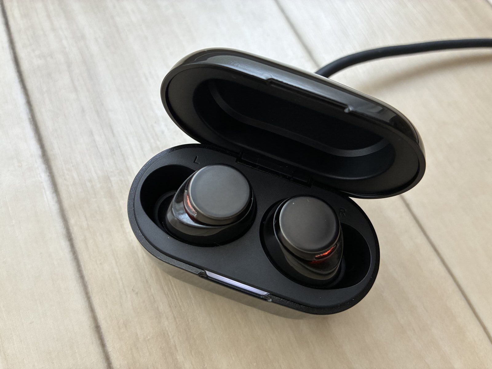 AVIOT TE-V1Rのケースにケーブルを挿して充電中の様子