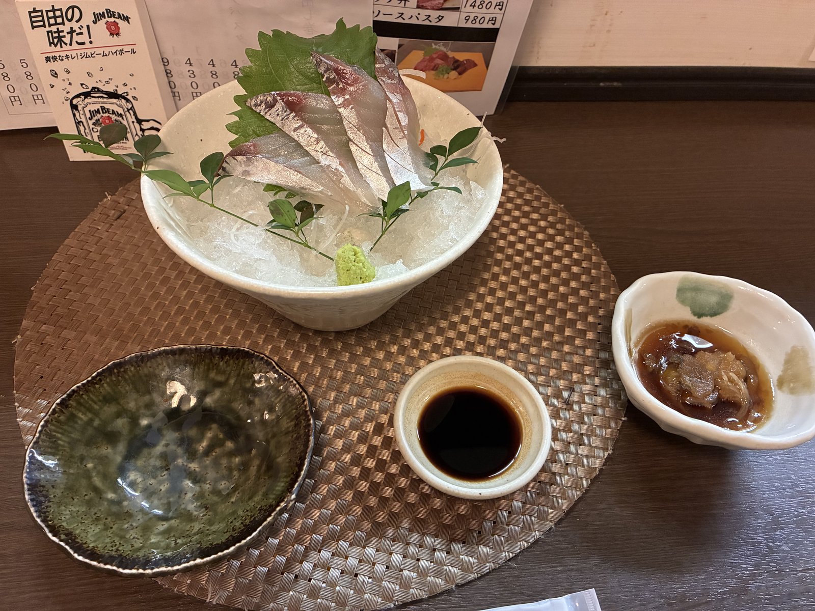 梅屋でクーポンの特典として出てきたお造りと突き出し