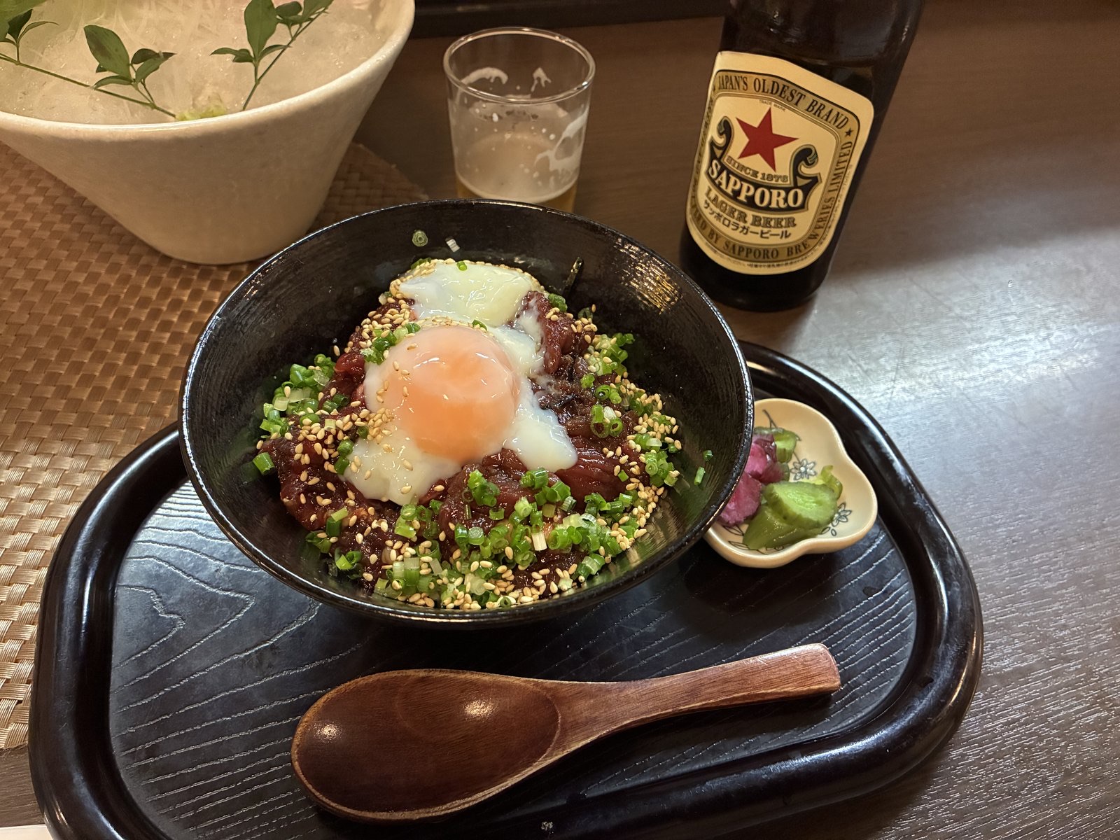 梅屋の馬刺しのユッケ丼と瓶ビール