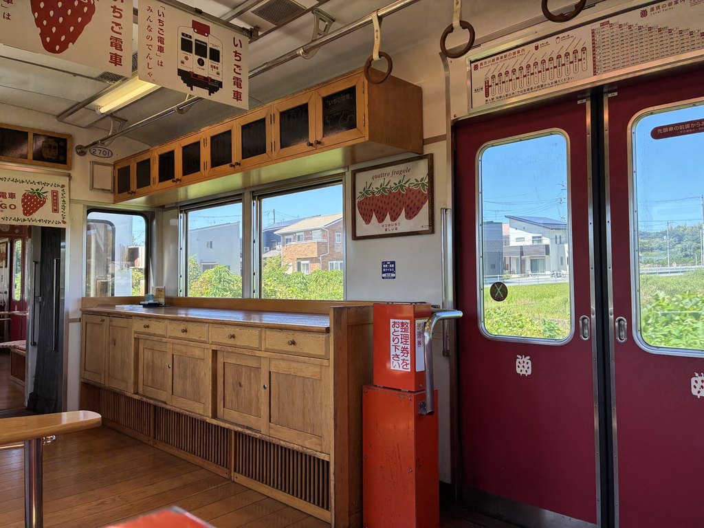 いちご電車の車内の木のカウンターと板張りの床