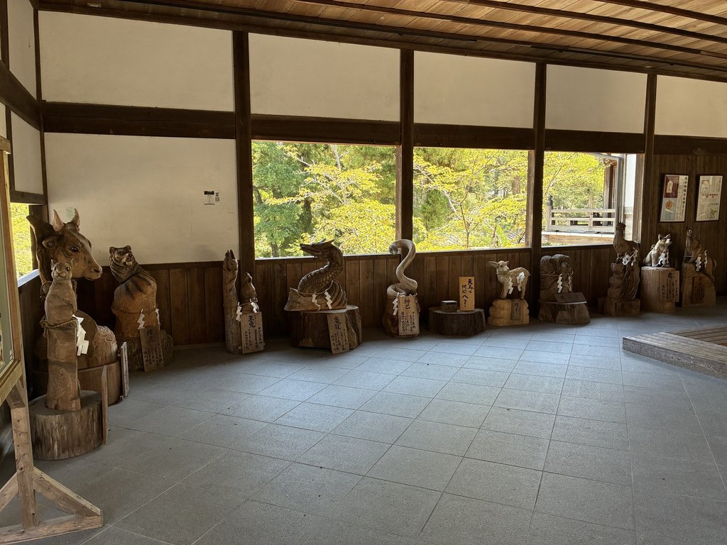 伊太祁曽神社に並ぶ干支の木彫り