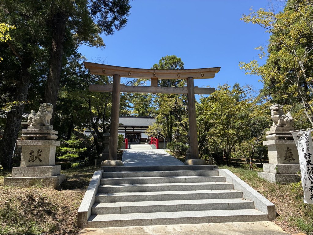 伊太祁曽神社の参道の鳥居と石段