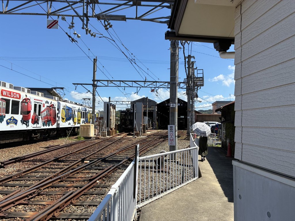 伊太祈曽駅の車庫に並ぶ電車