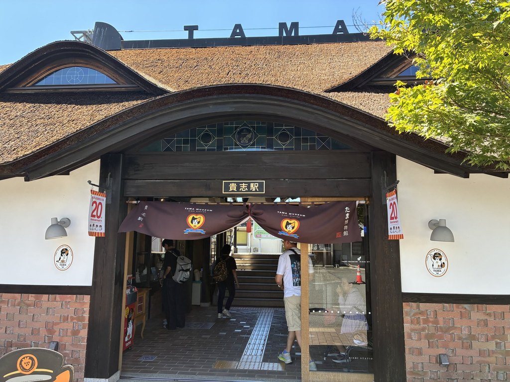 茅葺き屋根の貴志駅の正面