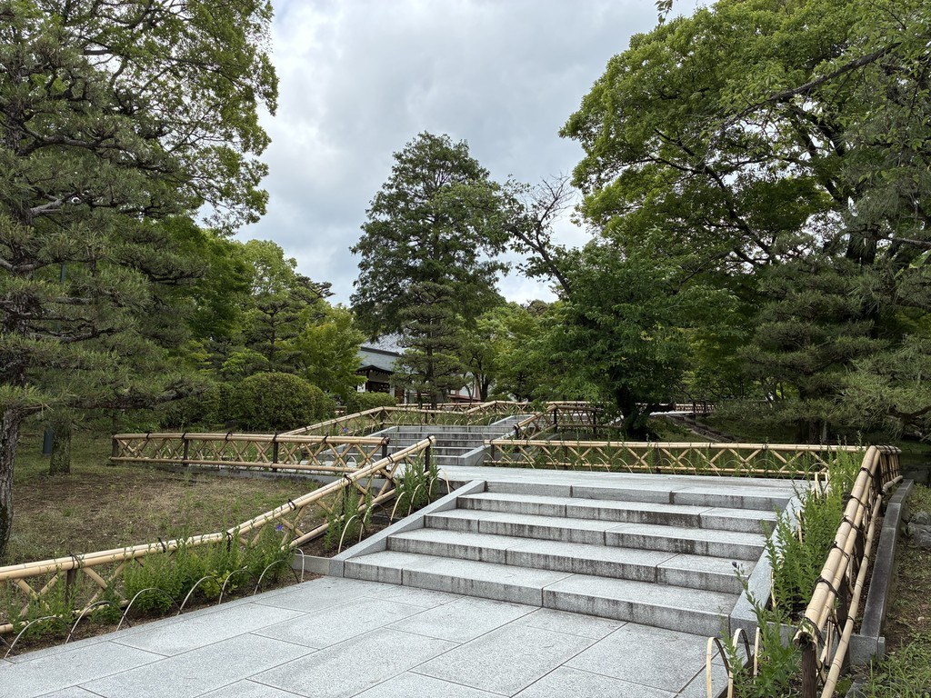智積院の境内の石畳の道と数段の階段