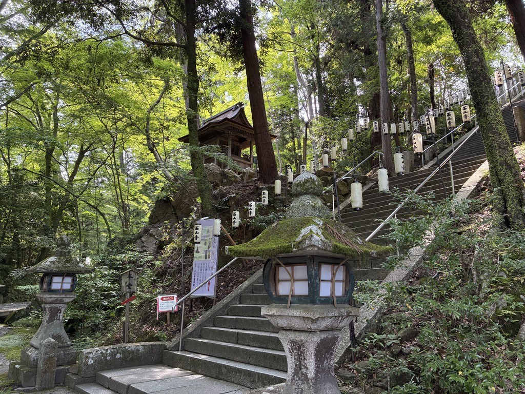 石山寺の灯籠が並ぶ石段