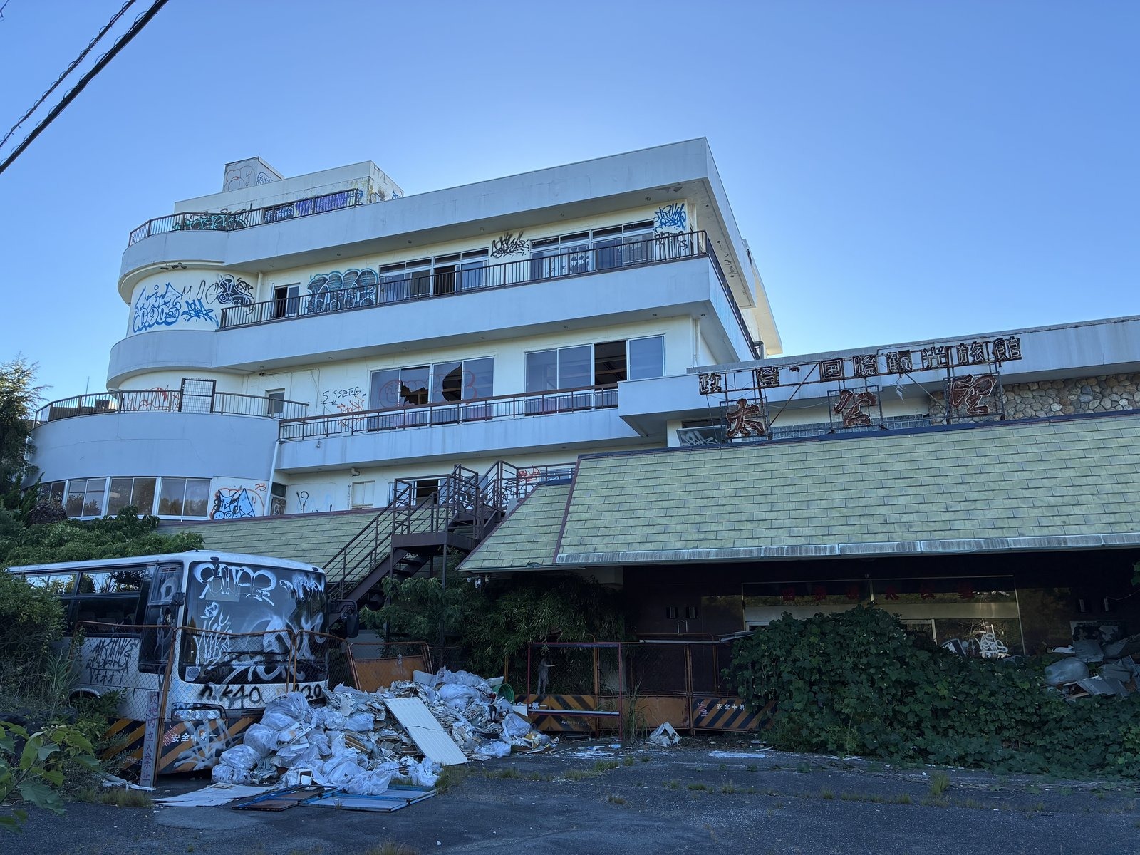 雑賀崎灯台へ向かう道の途中にある廃墟になった旅館