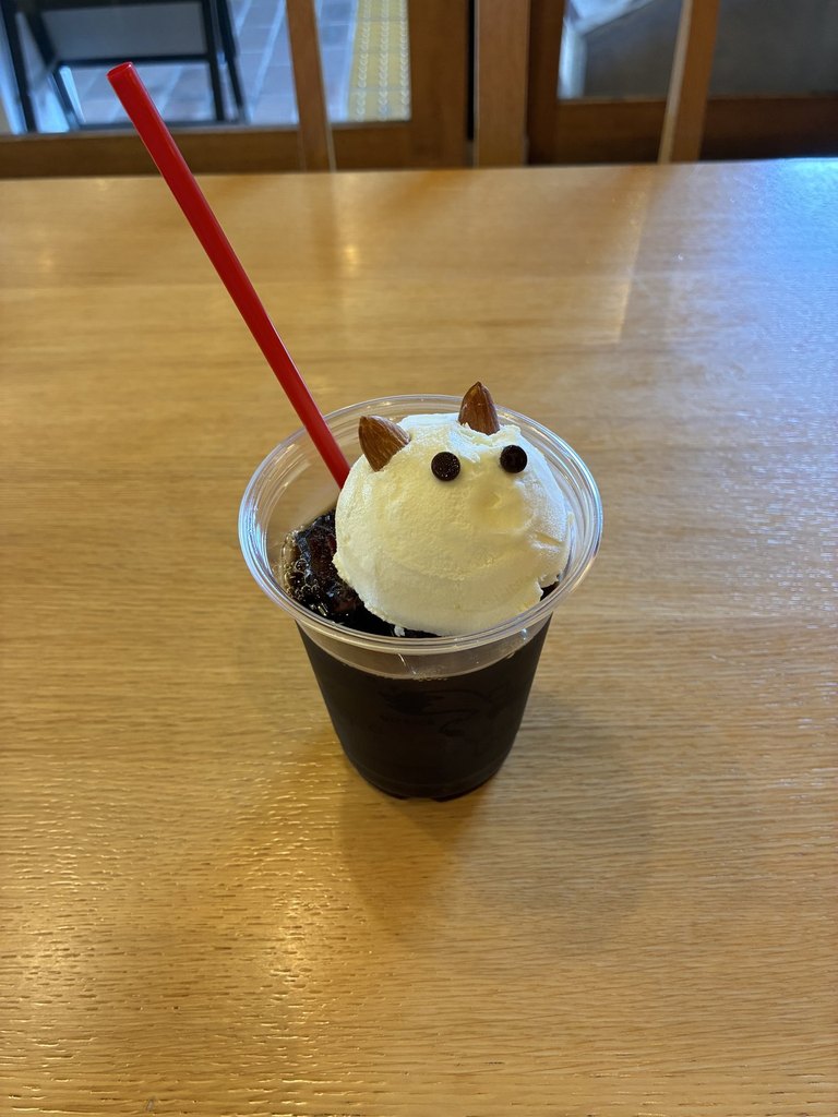 たまカフェの猫の顔になったコーヒーフロート