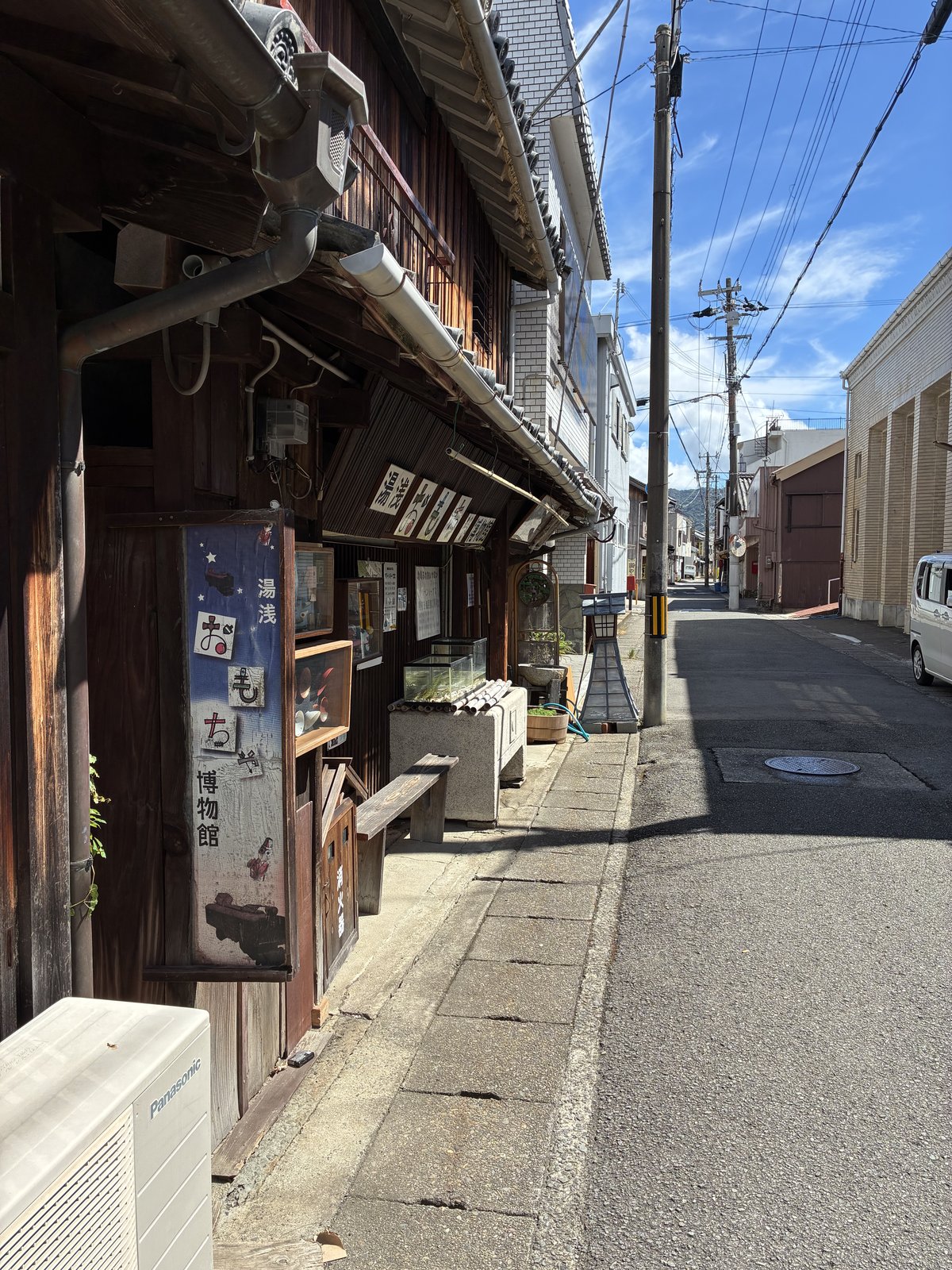 湯浅おもちゃ博物館の店先。軒下のケースに古い眼鏡やキセルが並んでいます