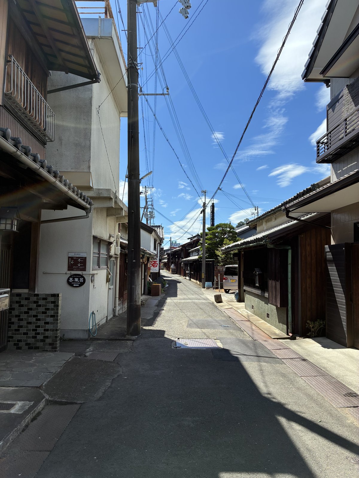 湯浅の町並みの通り。道幅の狭いところが多くあります