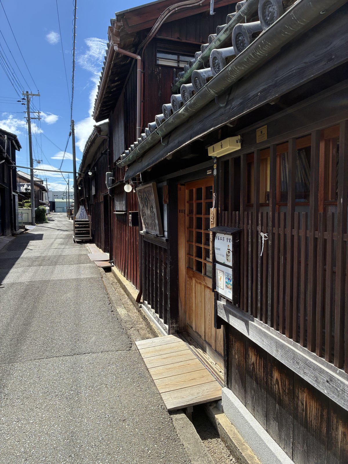 角長本店の外観。黒い板塀の通りに面しています